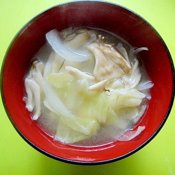 キャベツと舞茸新玉ねぎの味噌汁